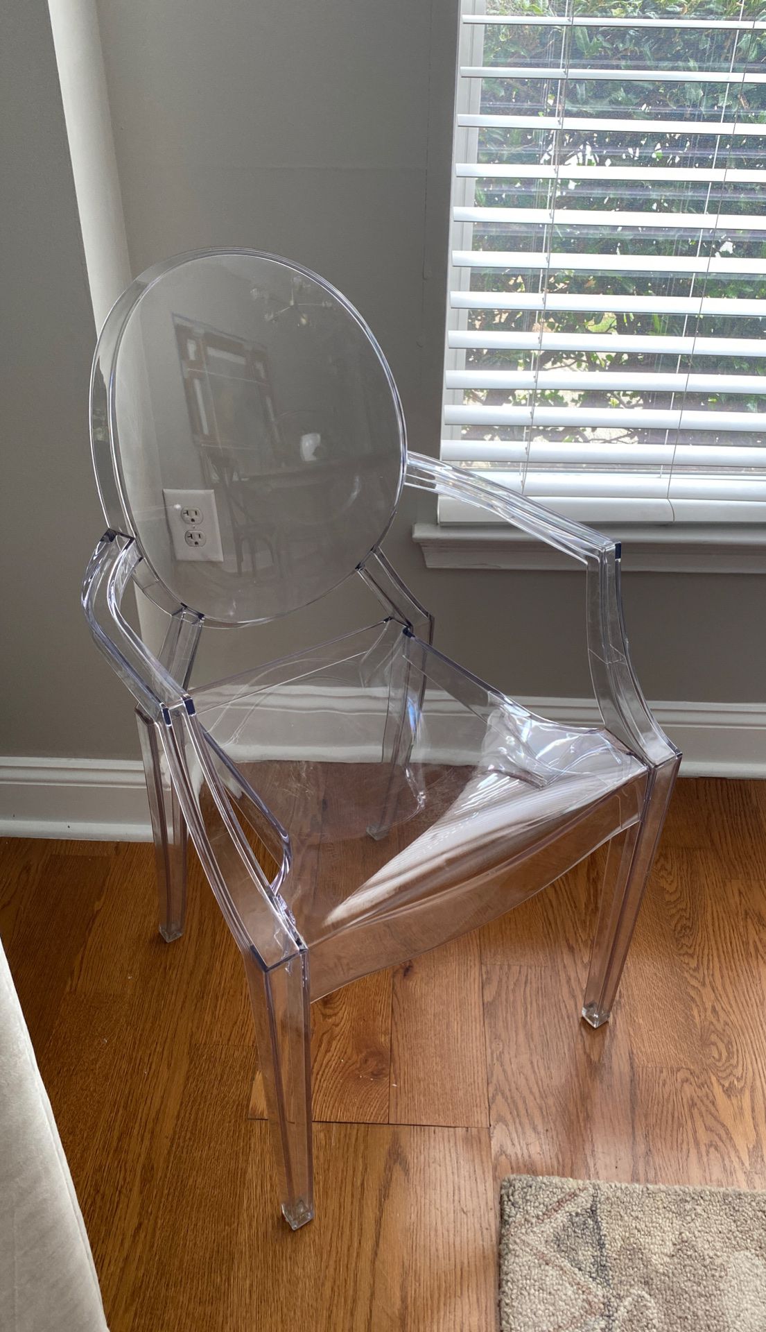 Set of 4 modern ghost chairs with arms in transparent crystal