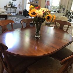Ethan Allen Country Crossings solid wood pedestal 46 “ diameter expandable to 64” round table with six matching chairs