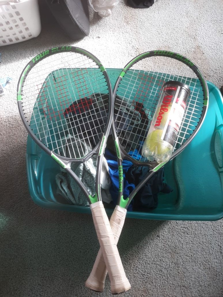 2 tennis rackets, 2 balls