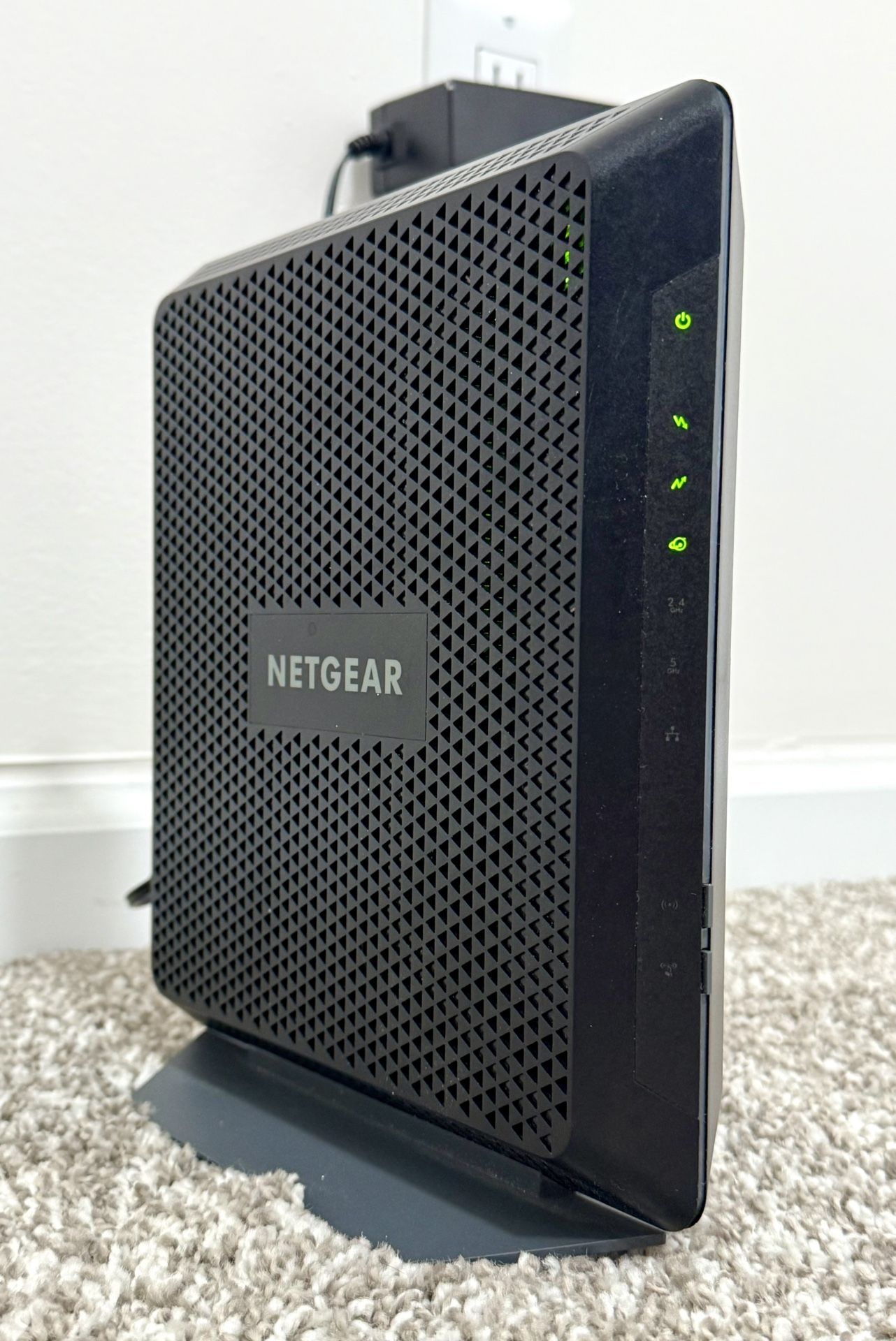 Like New - NETGEAR Nighthawk Modem Router Combo C7000-V2