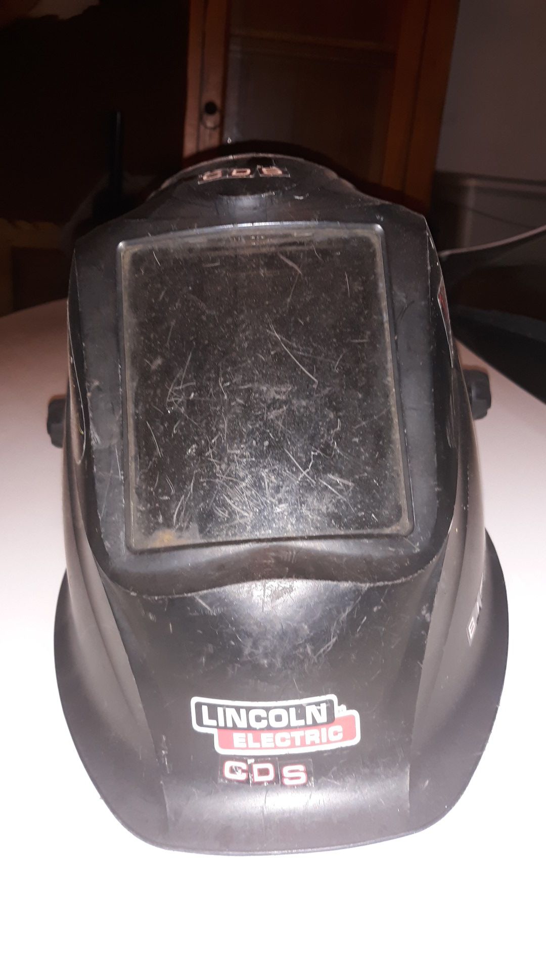 AUTO TINT Lincoln Electric WELDING HELMENT EVERYTHING STILL IN PLACE NOTHING FELL OFF