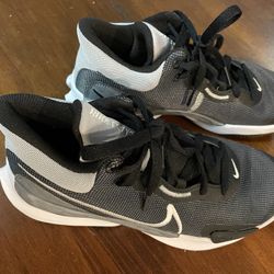 Women’s 9 / Mens 7.5 brand new basketball/volleyball shoes