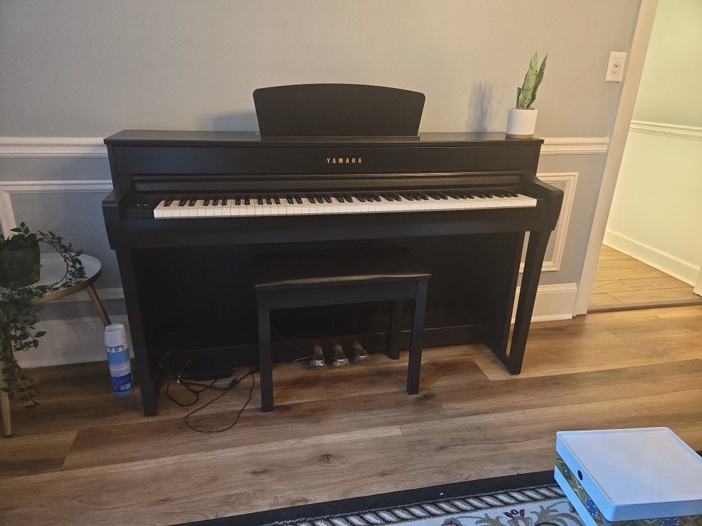 Yamaha Digital Piano (Like New) ClP -735