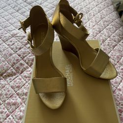 New Michael Kors 7-1/2 Gold Leather Sandals 