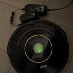 I Robot Roomba 650 Robotic Vacuum Cleaner and Charging Base