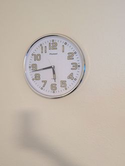 Plumeet Round Wall Clock Silver