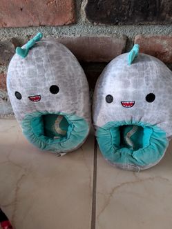 Squishmallow slippers size 6-7 girls