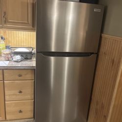 Garage Ready Top Freezer Refrigerator in Stainless Steel