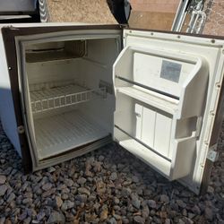 Norcold marine mini fridge 110V/12v READ!