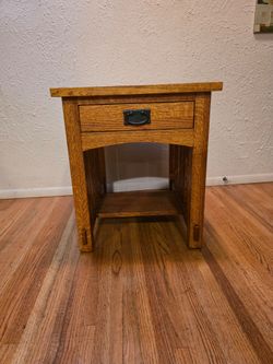 Royal Craftsman Amish End Table.  21 x 25 top; 24.5 tall.  1000629