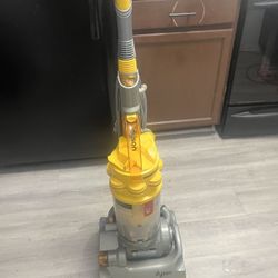Dyson DC33 Upright Vacuum iand hoover UH72600