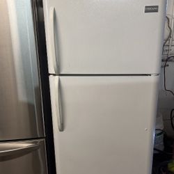 Frigidaire Top-Freezer Refrigerator 