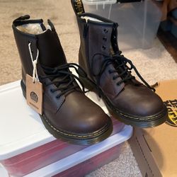 New In Box Dr.Martens Youth 4