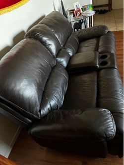 Beautiful Leather Recliner Set – Comfortable & Stylish!