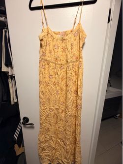 Large yellow maxi
