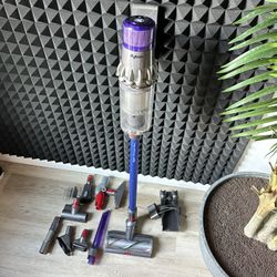 Dyson V11 Torque Drive - Excellent Condition 