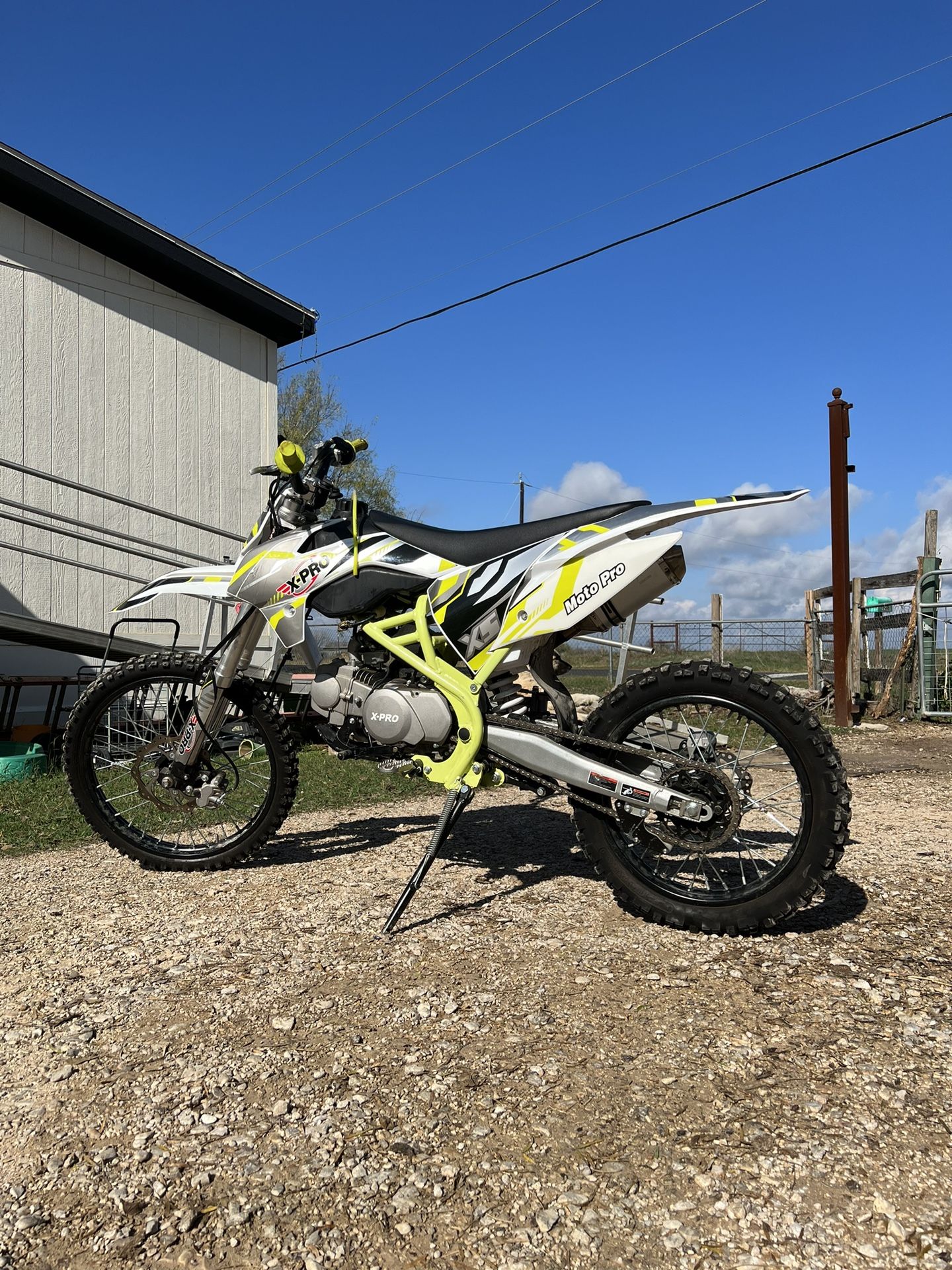 Green Dirt Bike 125cc Adult Gas Powered 19" Tires for Sale in Atascosa