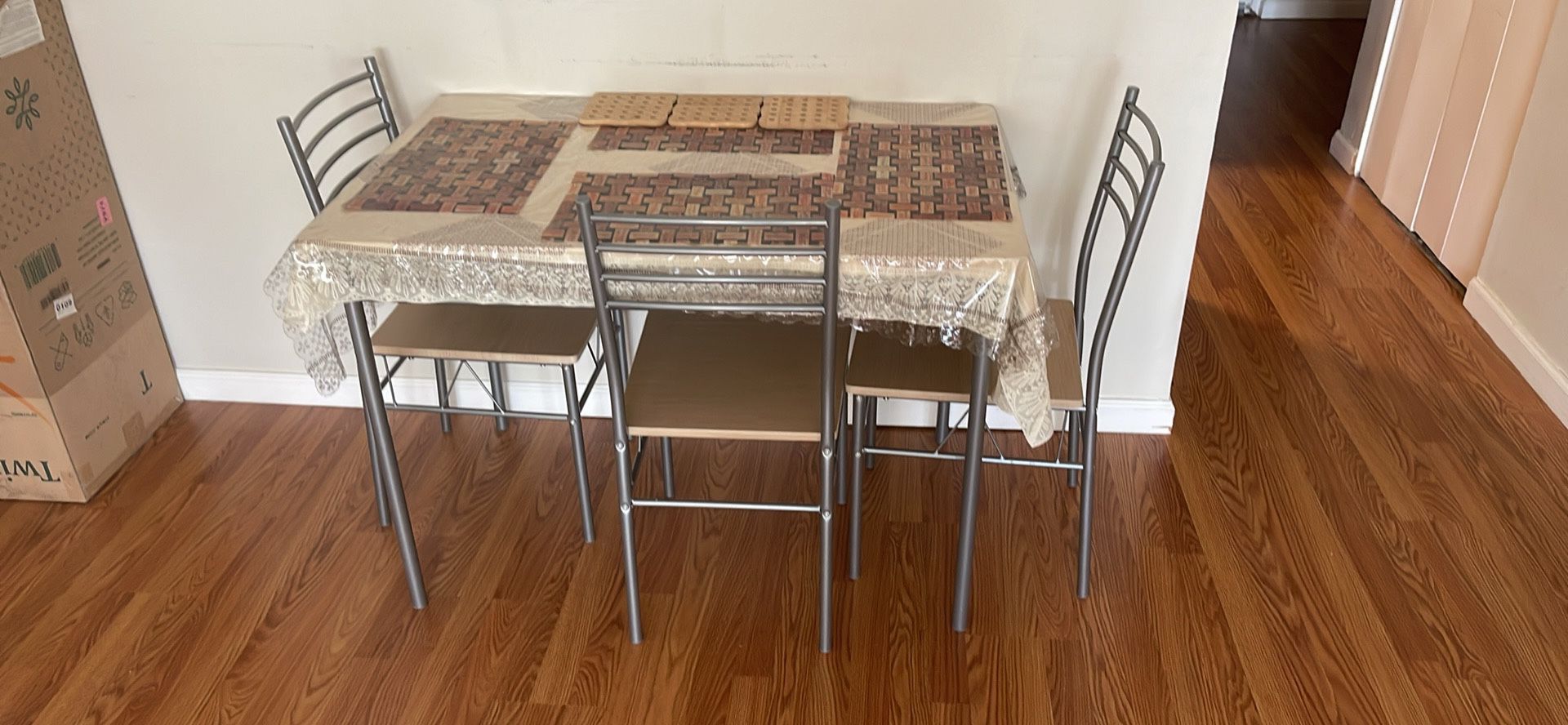 Dining table + 4 chairs 