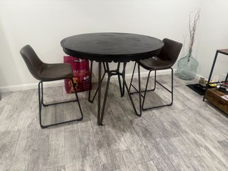 Vintage-style round dining table — 47.5" wide