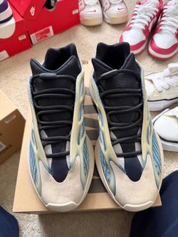 Yeezy 700 kyanit
