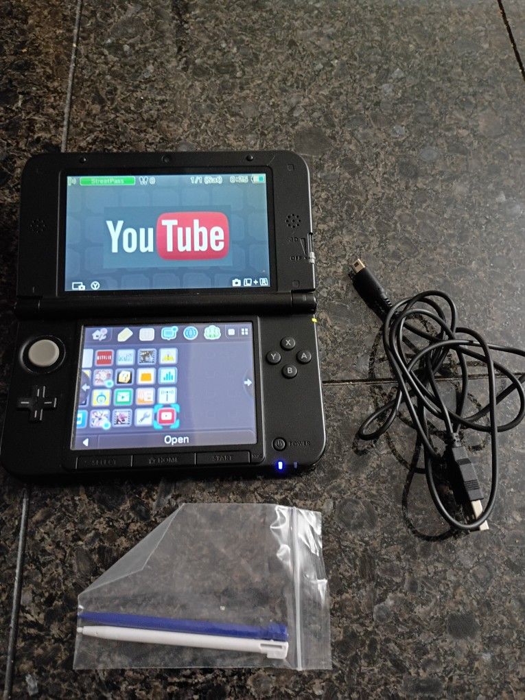 Nintendo 3ds Xl With Mario Kart