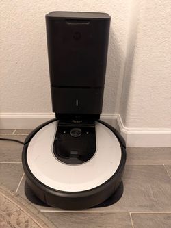 iRobot Roomba i6 Robot Vacuum (Same Robot as the i7) with Charger and Extras, Tested