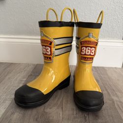 KIDS RAIN BOOTS SIZE 11-12/ FIREFIGHTER BOOTS