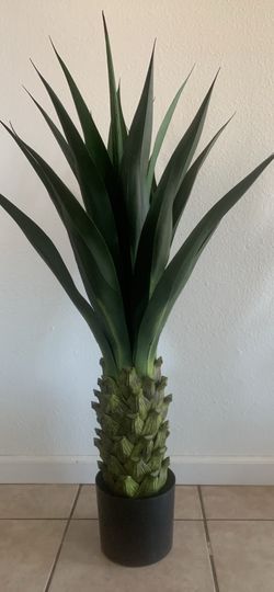 Artificial Tree (4 ft height x 10” radius pot) (Read description for more details)