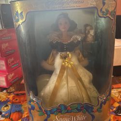 Snow White Doll Disney Holiday Collection 