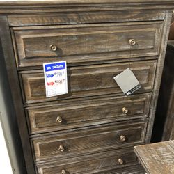 Like New Chest Of Drawers-5 Drawers Solid Wood