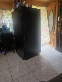 Refrigerator  negro trabajando  como nuevo