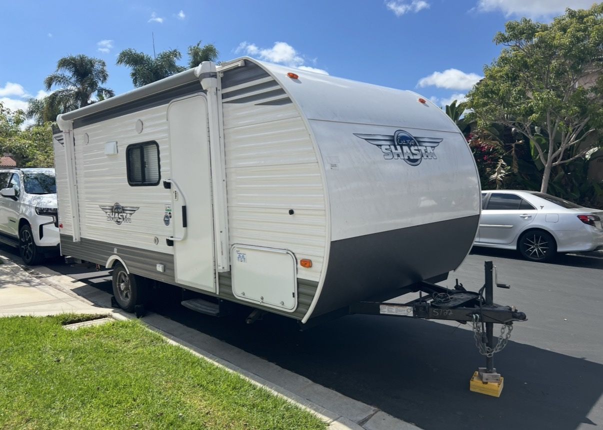 2021 Shasta 18BH Travel Trailer – Excellent Condition – Ready to Camp!