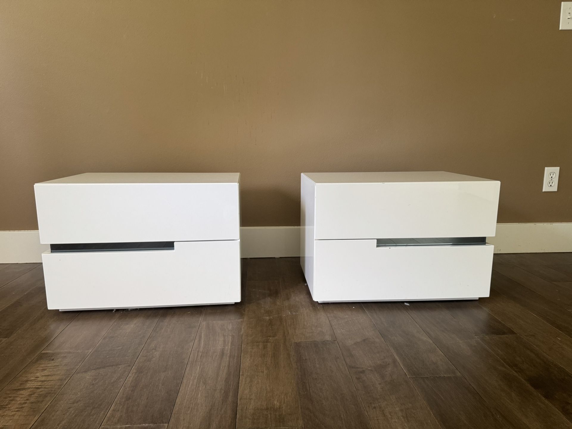 Modern Nightstands And Dresser Set