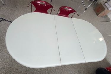 Table with 2 chairs