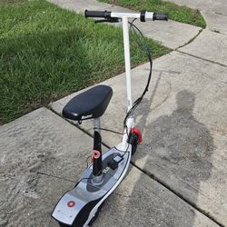 Razor E200S 24V Seated Electric Scooter (Red/White) with Charger - Great Condition