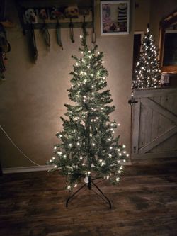 5 ft prelit Christmas tree like new!
