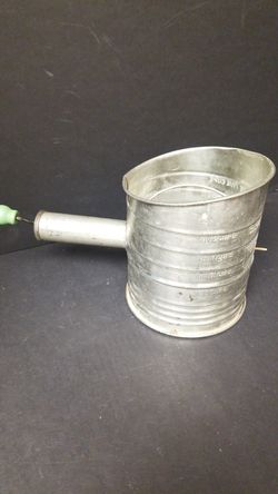 Vintage Bromwells 5 cup sifter with handle