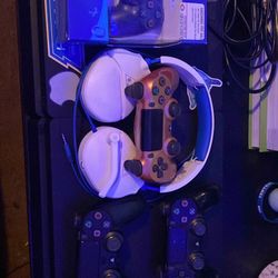 2 PS4 Slim 1 Tb 4 Controllers 1 Headset 