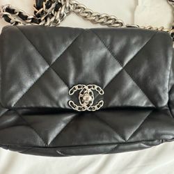 Chanel 19 medium 