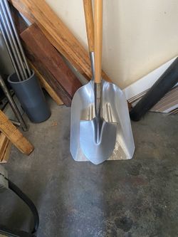 Garden shovels