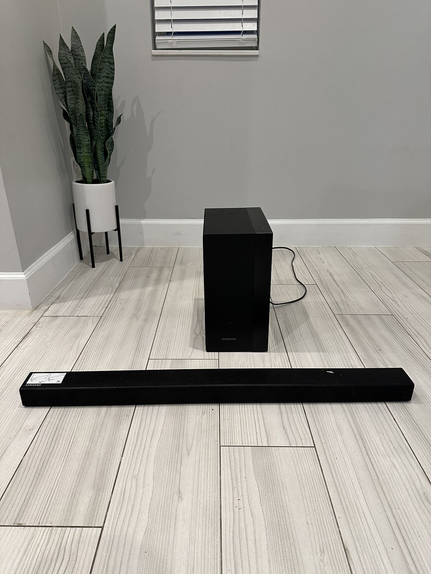 Samsung - 2.1-Channel 300W Soundbar System with 6-1/2" Wireless Subwoofer - Black