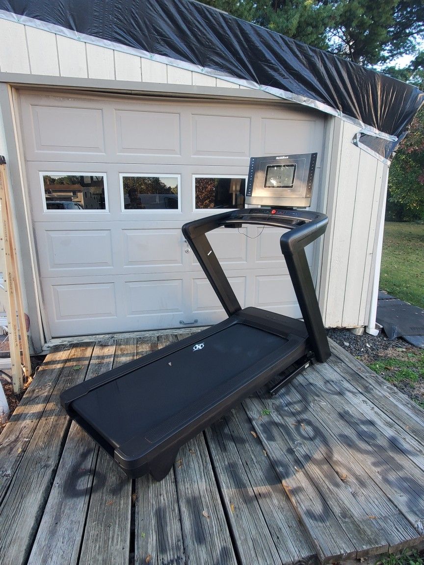Nordictrack Commercial 1250 Foldable Treadmill LOCAL DELIVERY AVAILABLE