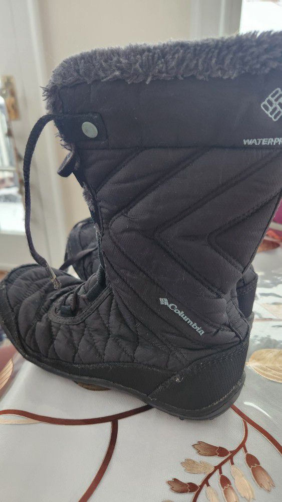 Like new Columbia snow boots, kid size 3