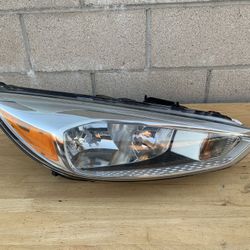 2015-2018 Ford Focus Right Passenger Side Headlight Halogen oem