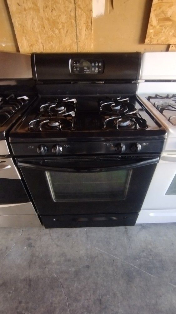 Gas Stove Brand Frigidaire 4 Burners Works Great for Sale in Corona, CA