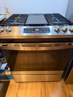LG Stainless Steel Gas Range with Griddle