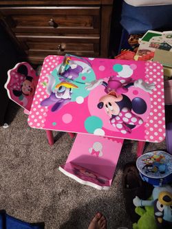 Minnie mouse toddler table plus 2 chairs