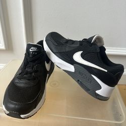 Nike Air Max Boys Size 1.5 Black and White Sneakers, Gently Used Condition