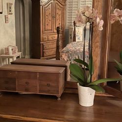 Solid oak Bedroom Set 2night Stands Long Dresser pretty Mirror, And Large Armoire All In Excellent Condition