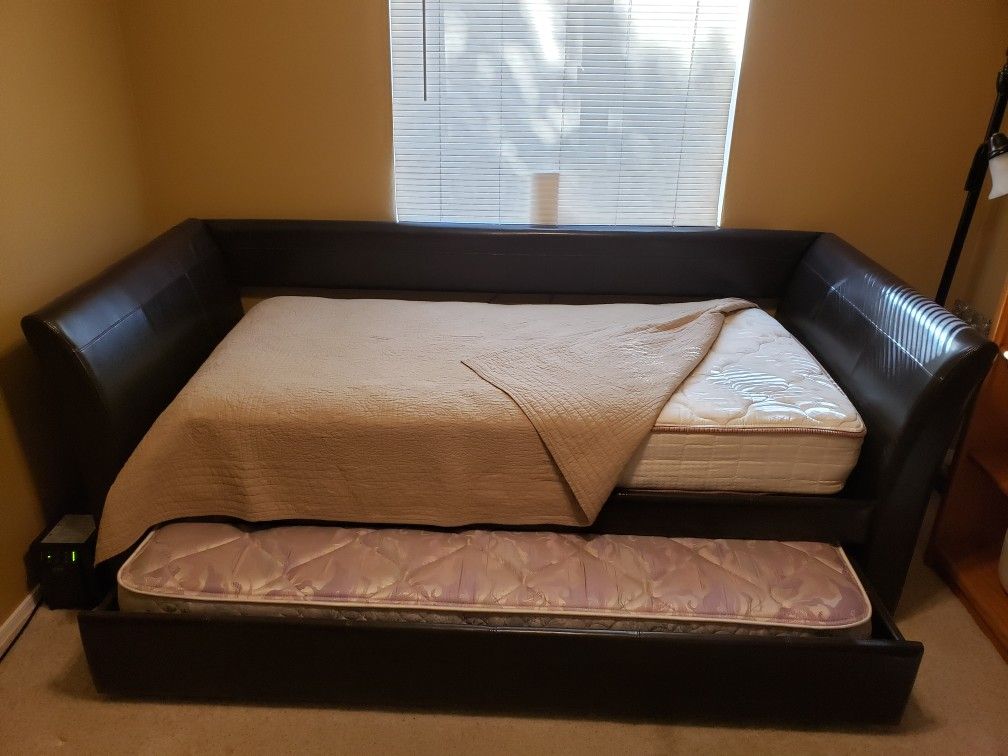 Costco Hilldale Melissa Daybed with Trundle for Sale in Mesa, AZ OfferUp